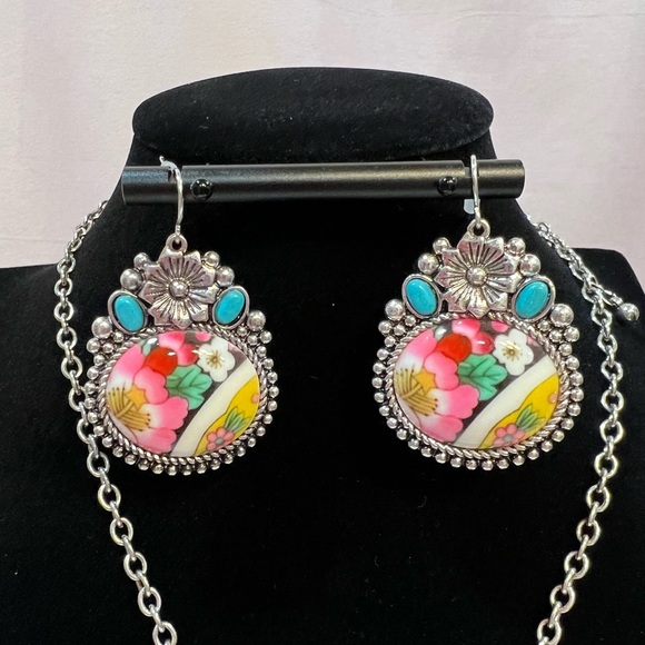 Women’s Set- 18” Floral Teardrop Beaded Necklace with Earrings - Picture 2 of 5